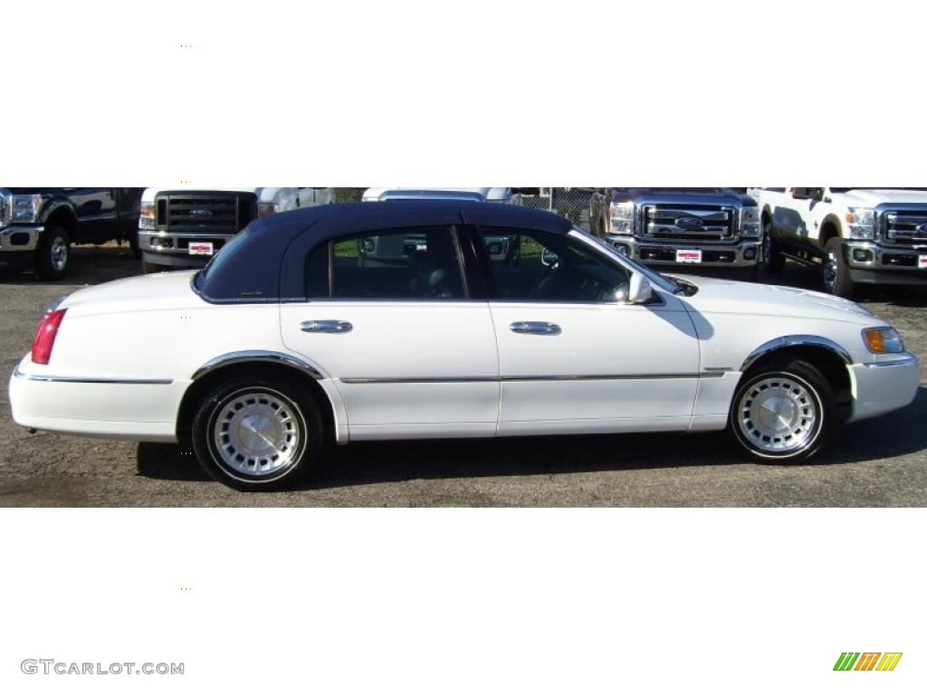 2001 Town Car Executive - Vibrant White / Deep Slate Blue photo #8