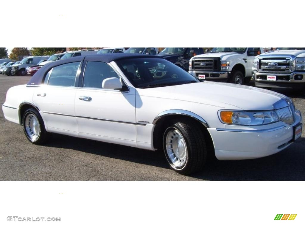 2001 Town Car Executive - Vibrant White / Deep Slate Blue photo #9