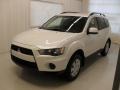 Diamond White Pearl 2011 Mitsubishi Outlander ES
