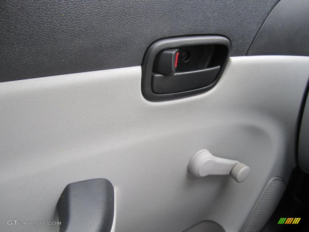 2009 Hyundai Accent GLS 4 Door Controls Photo #39614113