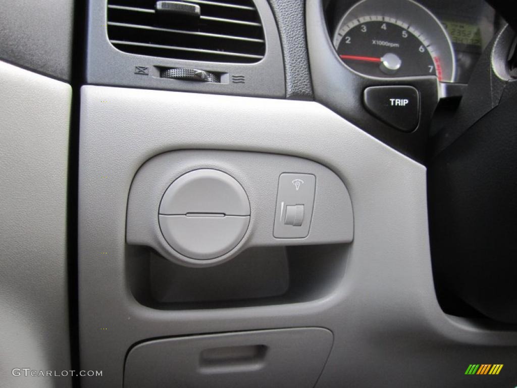 2009 Hyundai Accent GLS 4 Door Controls Photo #39614125