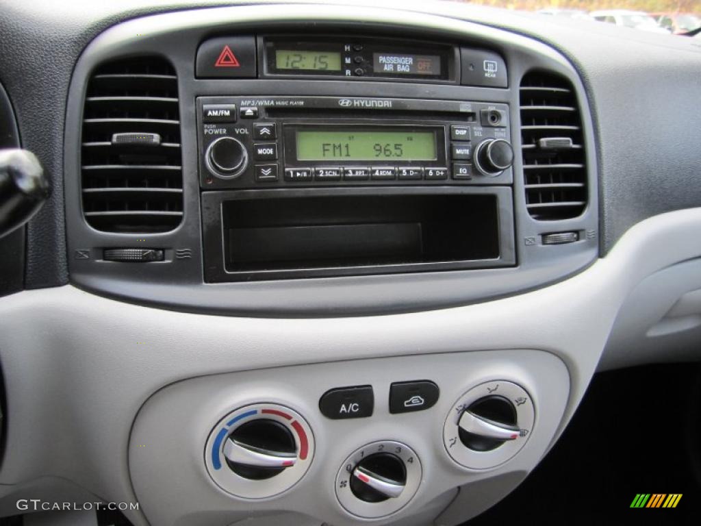 2009 Hyundai Accent GLS 4 Door Controls Photo #39614161