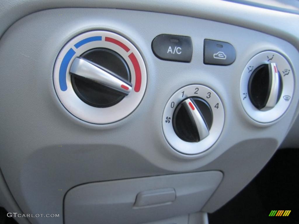 2009 Hyundai Accent GLS 4 Door Controls Photo #39614609
