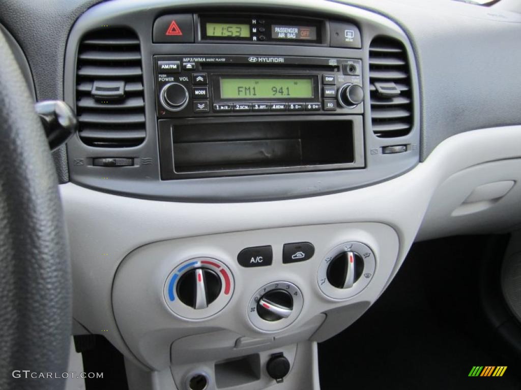 2009 Hyundai Accent GLS 4 Door Controls Photo #39615053