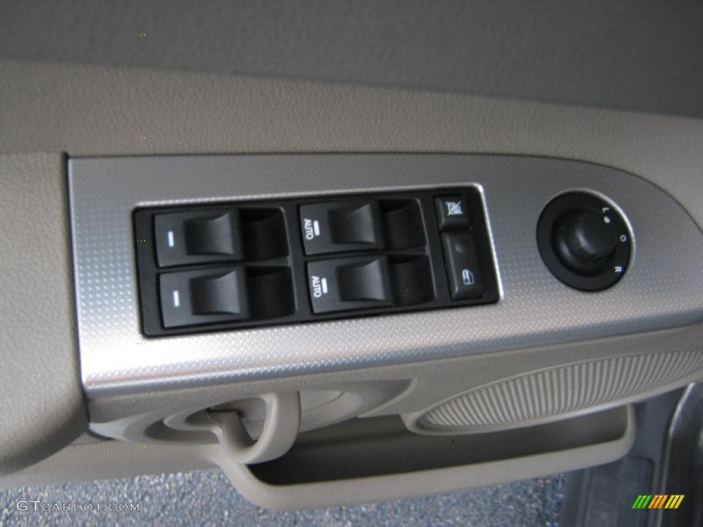 2006 Jeep Commander Standard Commander Model Controls Photo #39619737