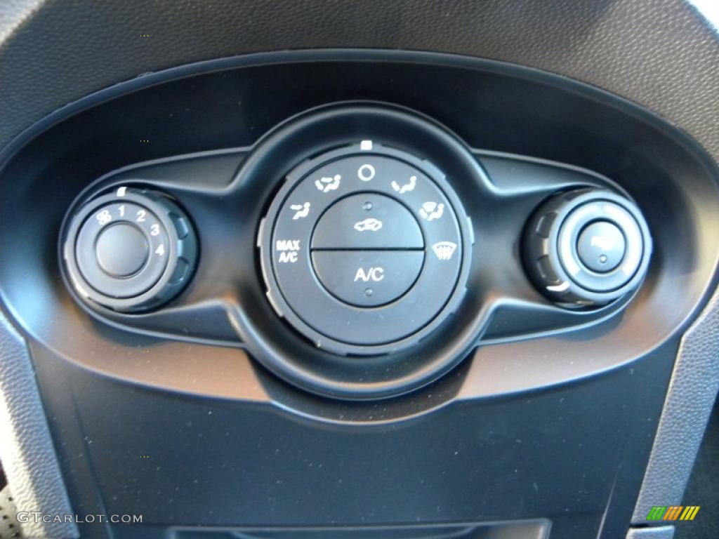 2011 Ford Fiesta SE Hatchback Controls Photo #39630386
