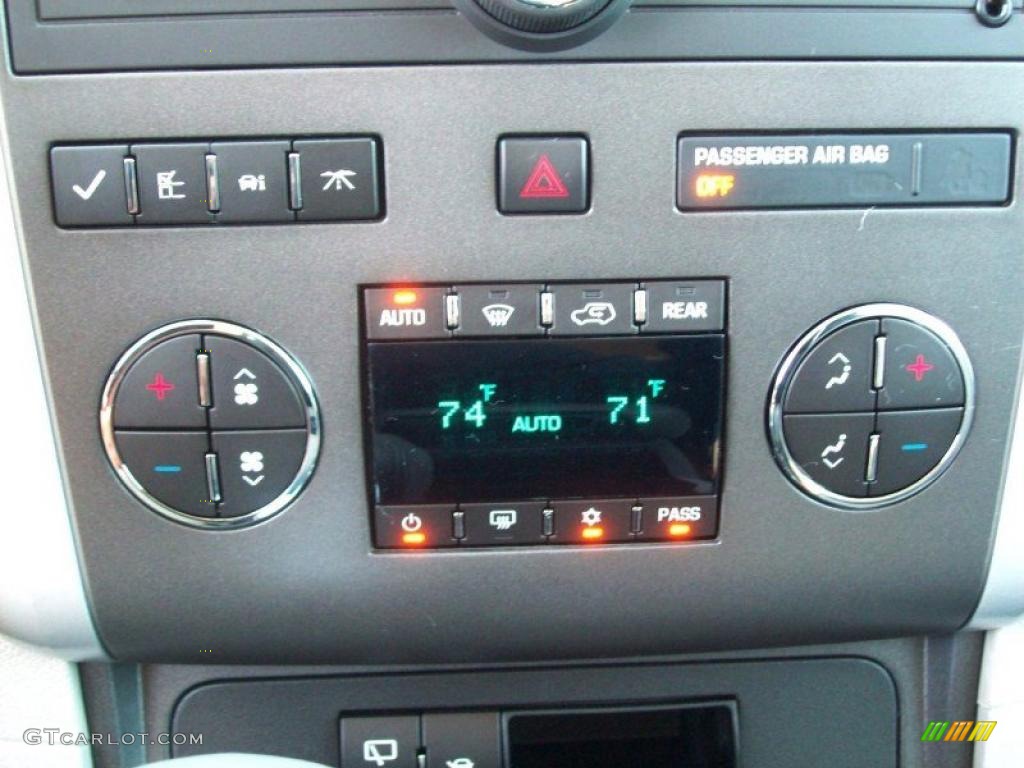 2011 Chevrolet Traverse LT AWD Controls Photo #39646796