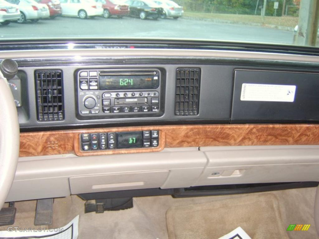 1996 Buick Park Avenue Standard Park Avenue Model Controls Photo #39655808