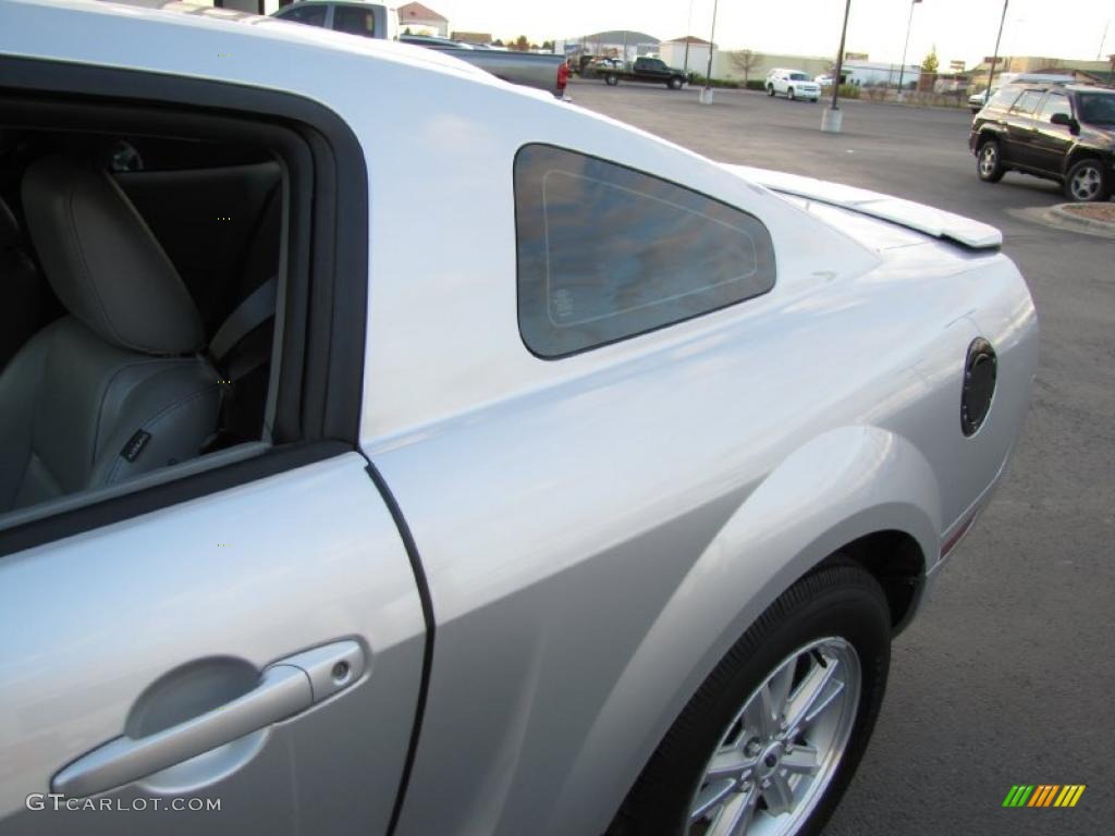 2009 Mustang V6 Premium Coupe - Brilliant Silver Metallic / Light Graphite photo #15
