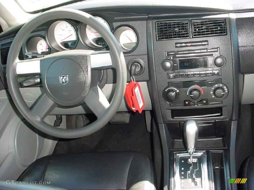 2006 Dodge Magnum Standard Magnum Model Controls Photo #39670863