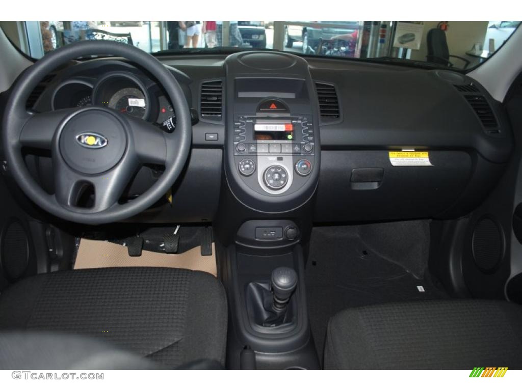 2011 Kia Soul 1.6 Black Cloth Dashboard Photo #39686851