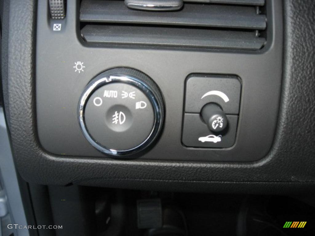 2010 Buick Lucerne CXL Special Edition Controls Photos