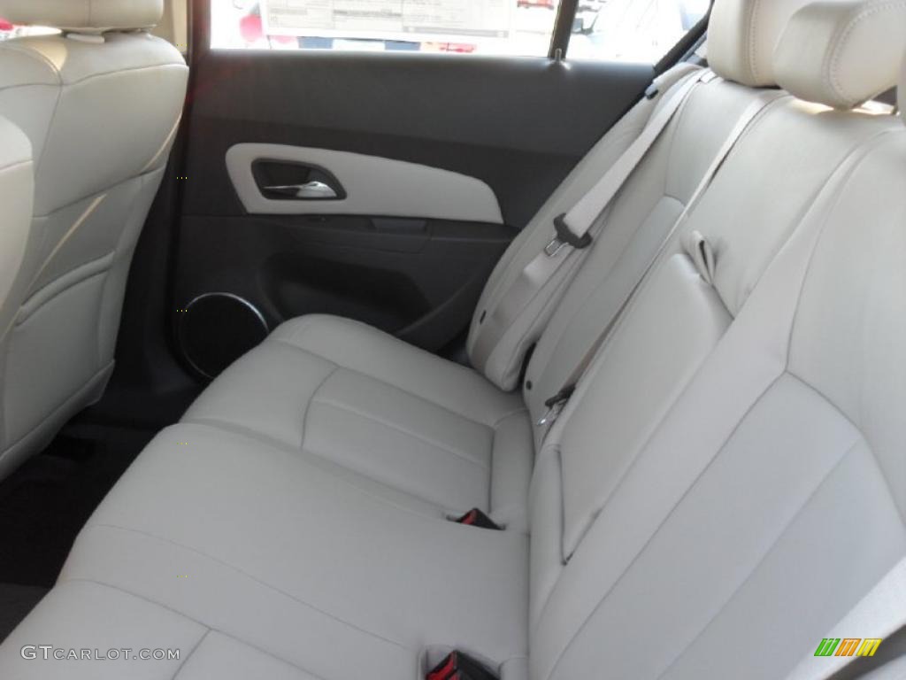 Cocoa/Light Neutral Leather Interior 2011 Chevrolet Cruze LT Photo #39701555