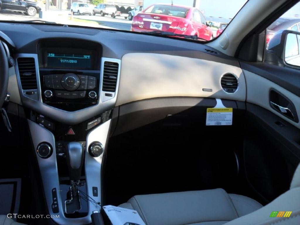 2011 Chevrolet Cruze LT Cocoa/Light Neutral Leather Dashboard Photo #39701587