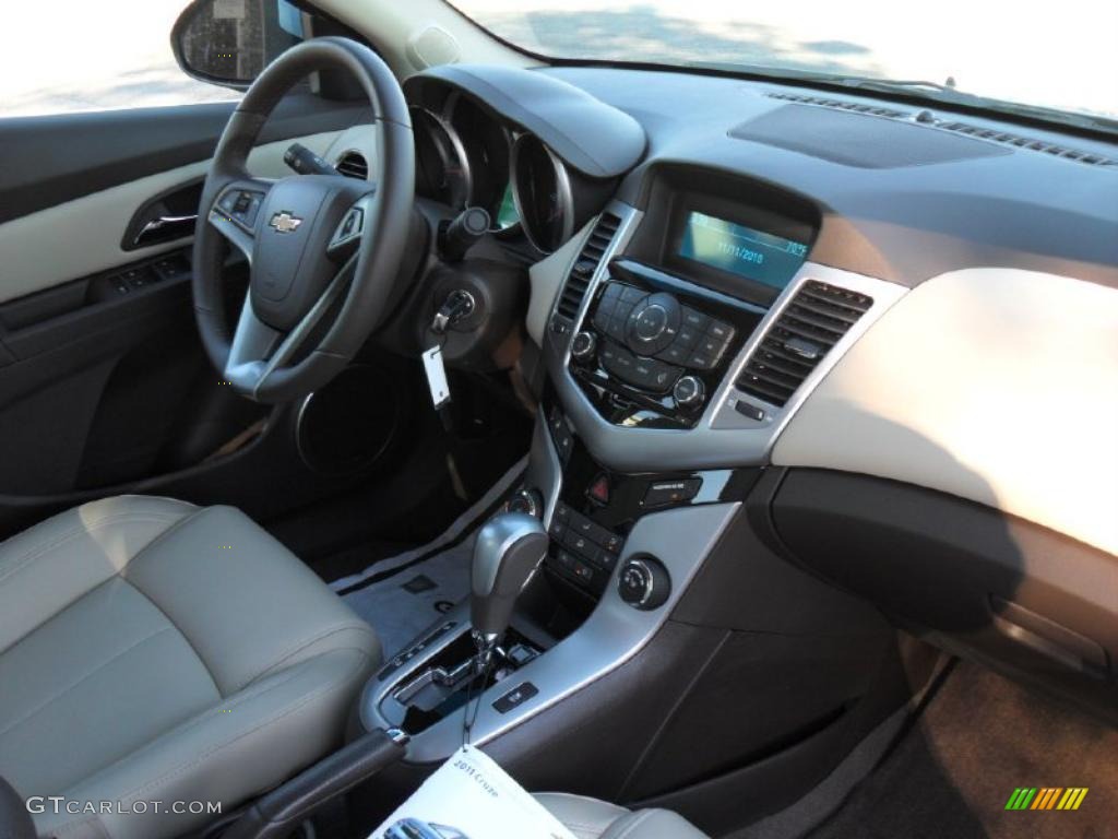 2011 Chevrolet Cruze LT Cocoa/Light Neutral Leather Dashboard Photo #39701647
