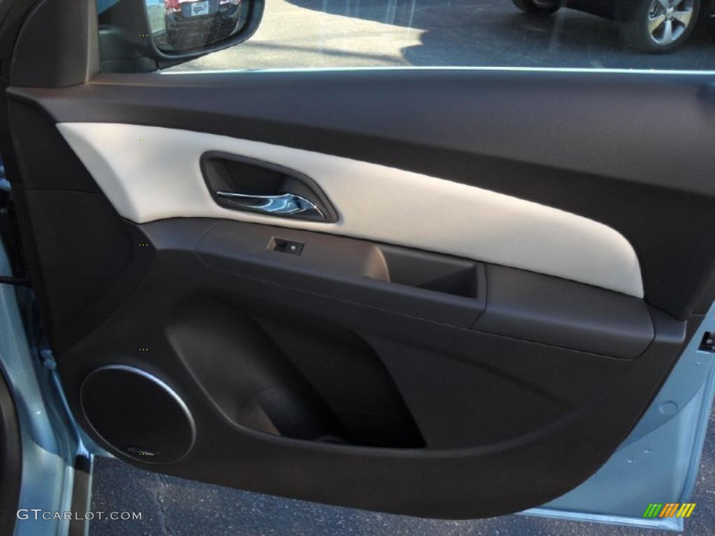 2011 Chevrolet Cruze LT Cocoa/Light Neutral Leather Door Panel Photo #39701663