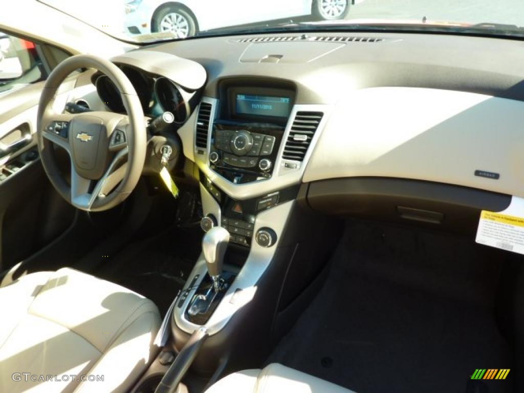 2011 Chevrolet Cruze LT Cocoa/Light Neutral Leather Dashboard Photo #39705827