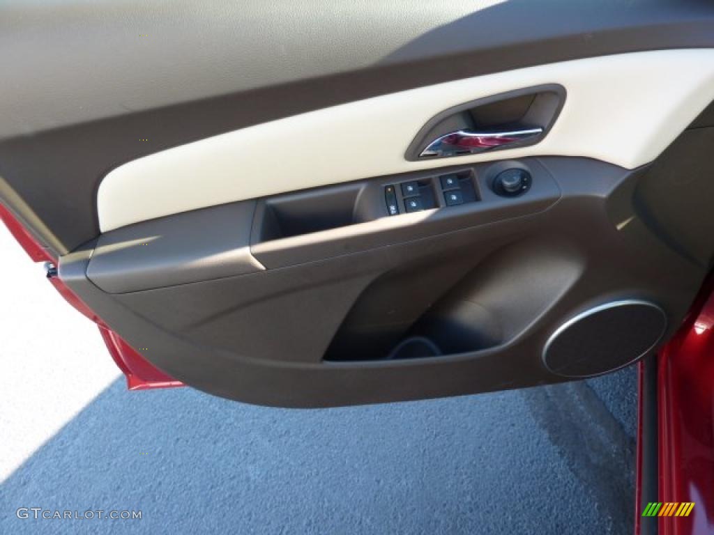 2011 Chevrolet Cruze LT Cocoa/Light Neutral Leather Door Panel Photo #39705947