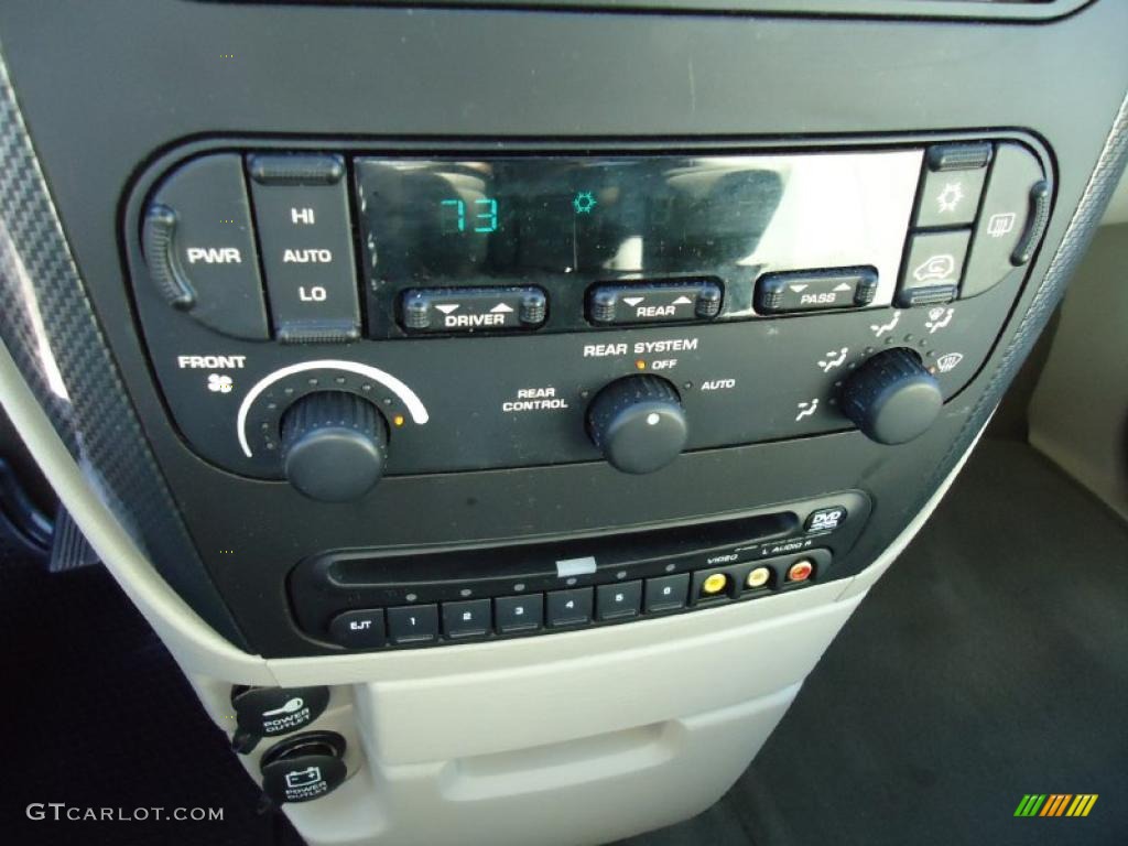 2006 Dodge Grand Caravan SXT Controls Photo #39709047