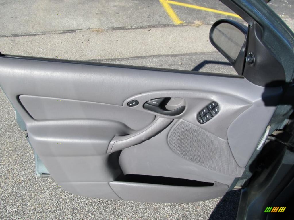 2004 Ford Focus SE Sedan Medium Graphite Door Panel Photo #39715691