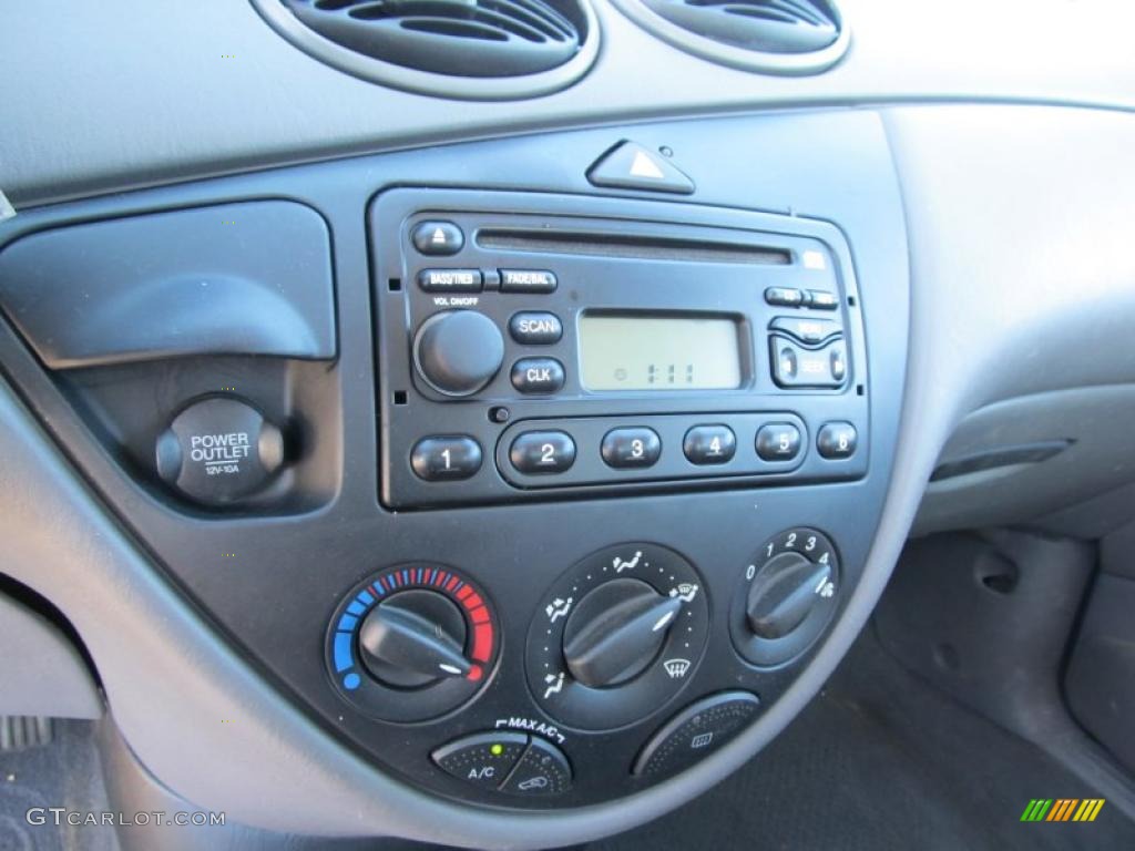 2004 Ford Focus SE Sedan Controls Photo #39715759