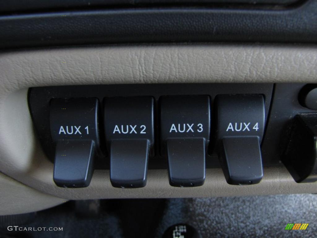 2006 Ford F350 Super Duty XLT Crew Cab 4x4 Chassis Controls Photo #39718007