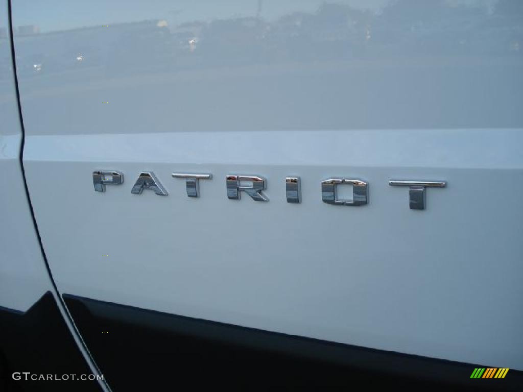 2011 Patriot Latitude - Bright White / Dark Slate Gray photo #16