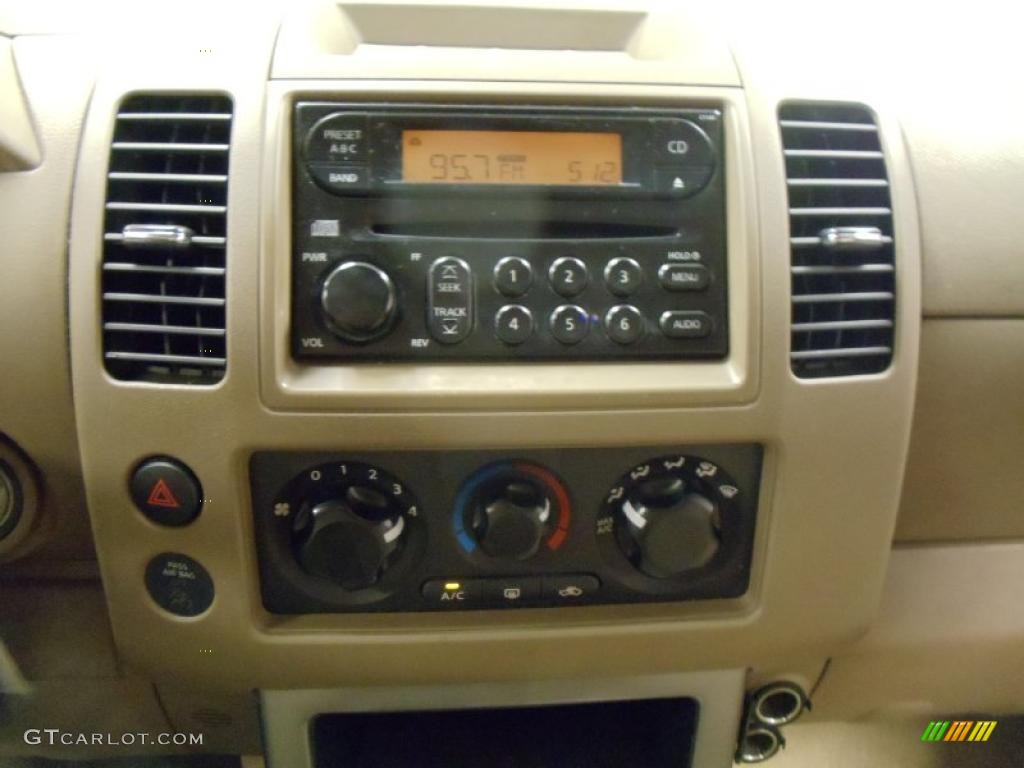 2007 Nissan Pathfinder SE Controls Photo #39730277