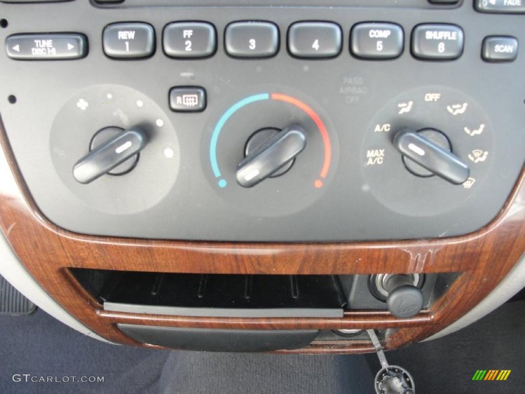 2005 Ford Taurus SEL Controls Photo #39732035