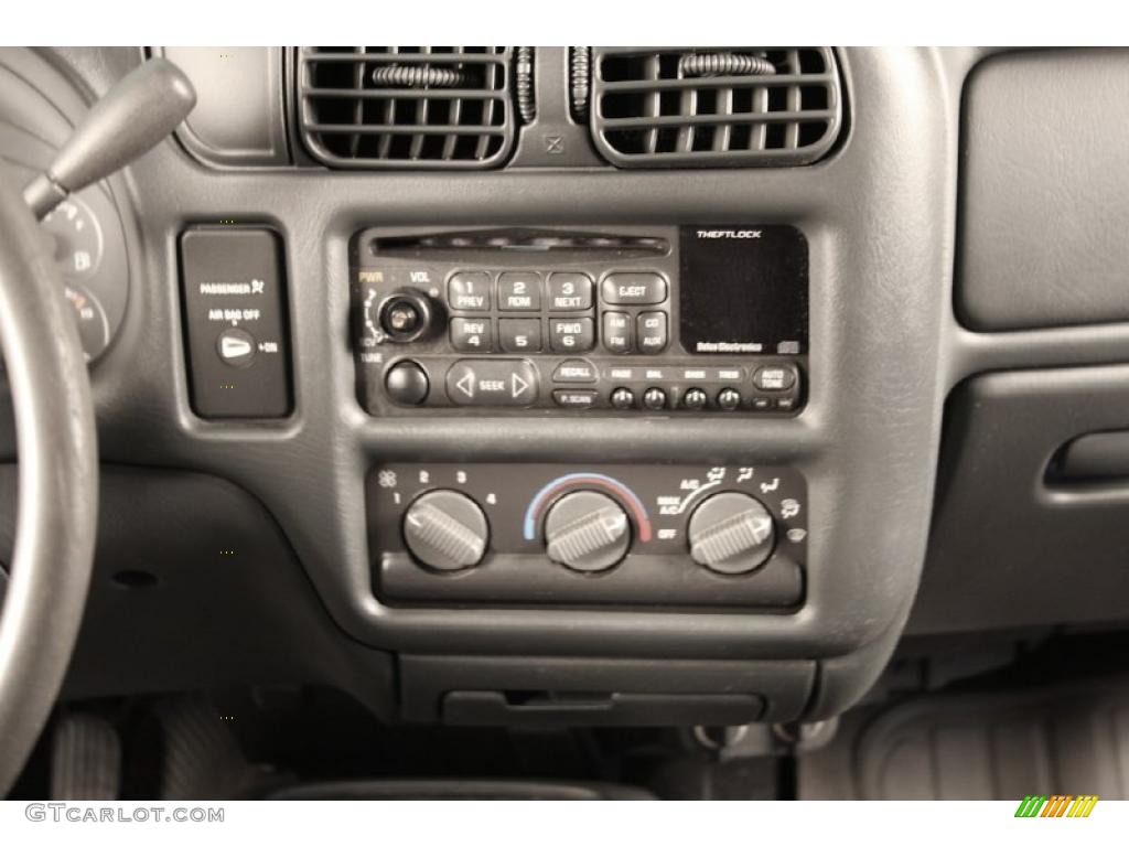 2001 Chevrolet S10 LS Extended Cab Controls Photo #39732163