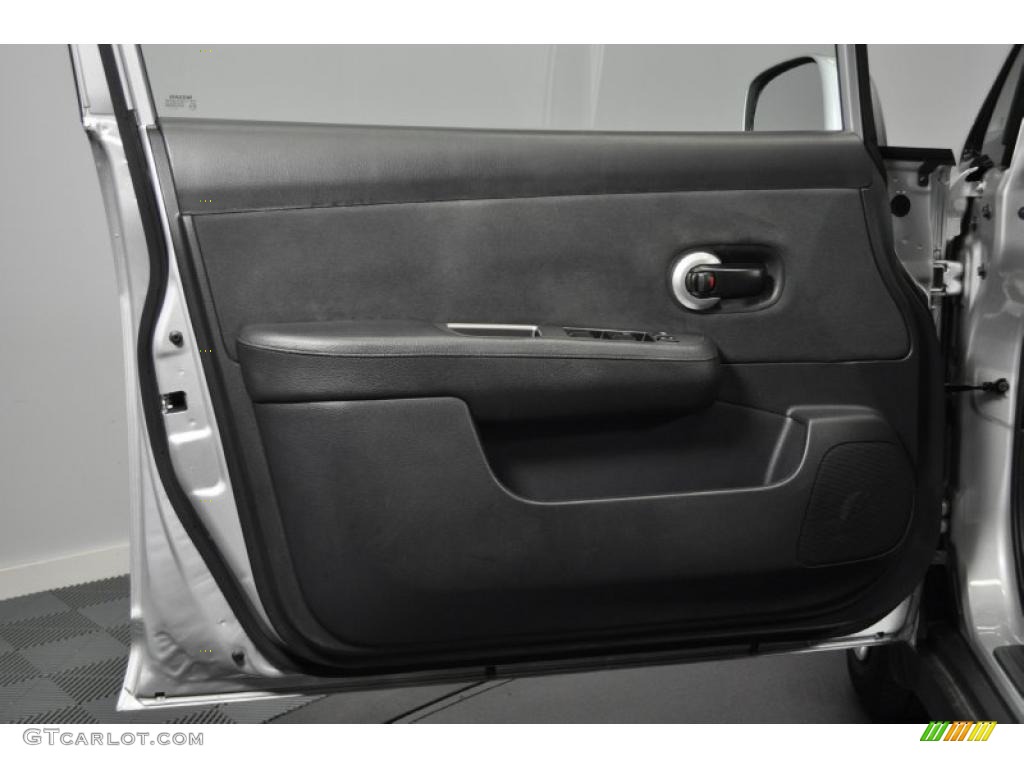 2009 Nissan Versa 1.8 S Hatchback Charcoal Door Panel Photo #39734113