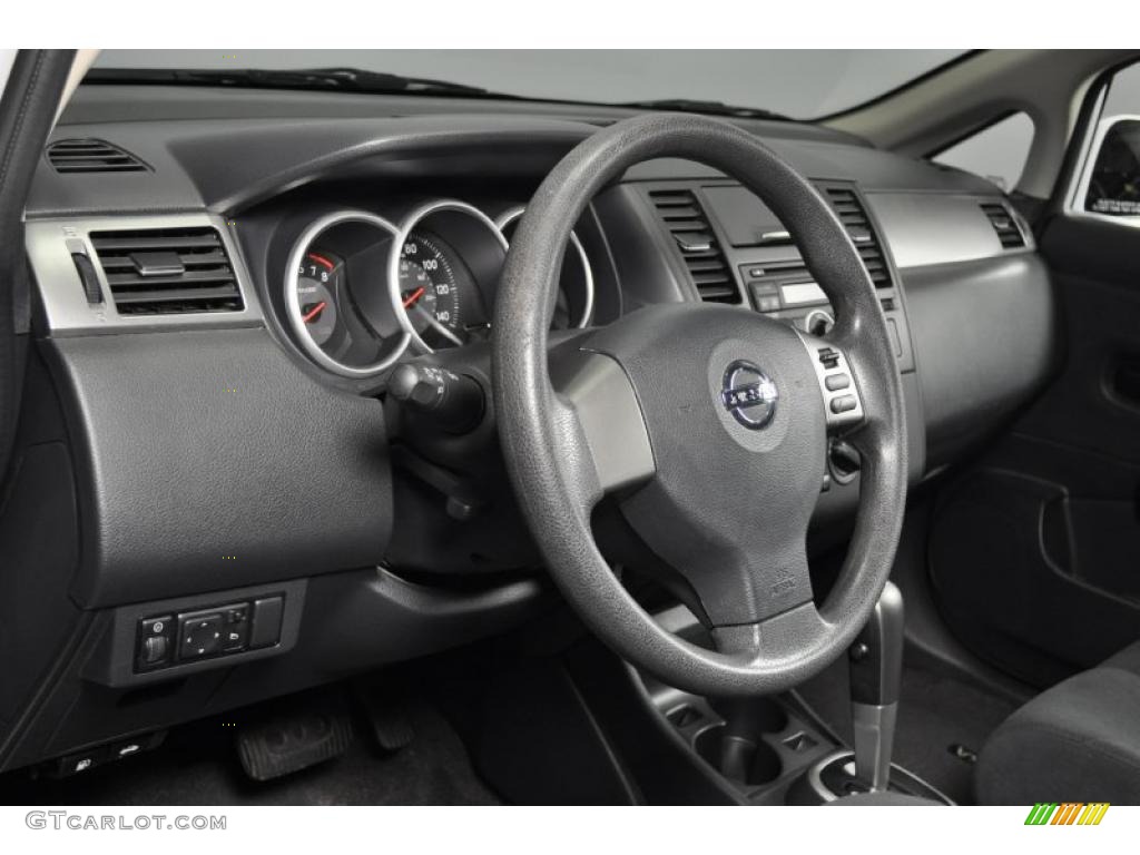 2009 Nissan versa hatchback interior