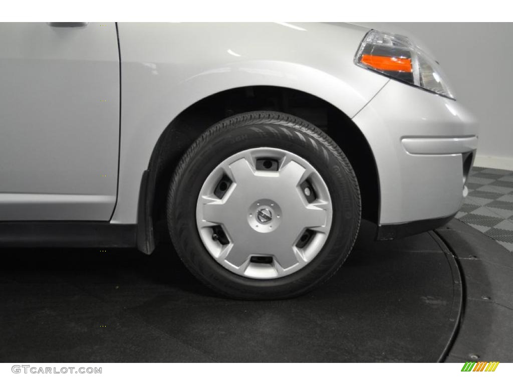2009 Nissan Versa 1.8 S Hatchback Wheel Photos