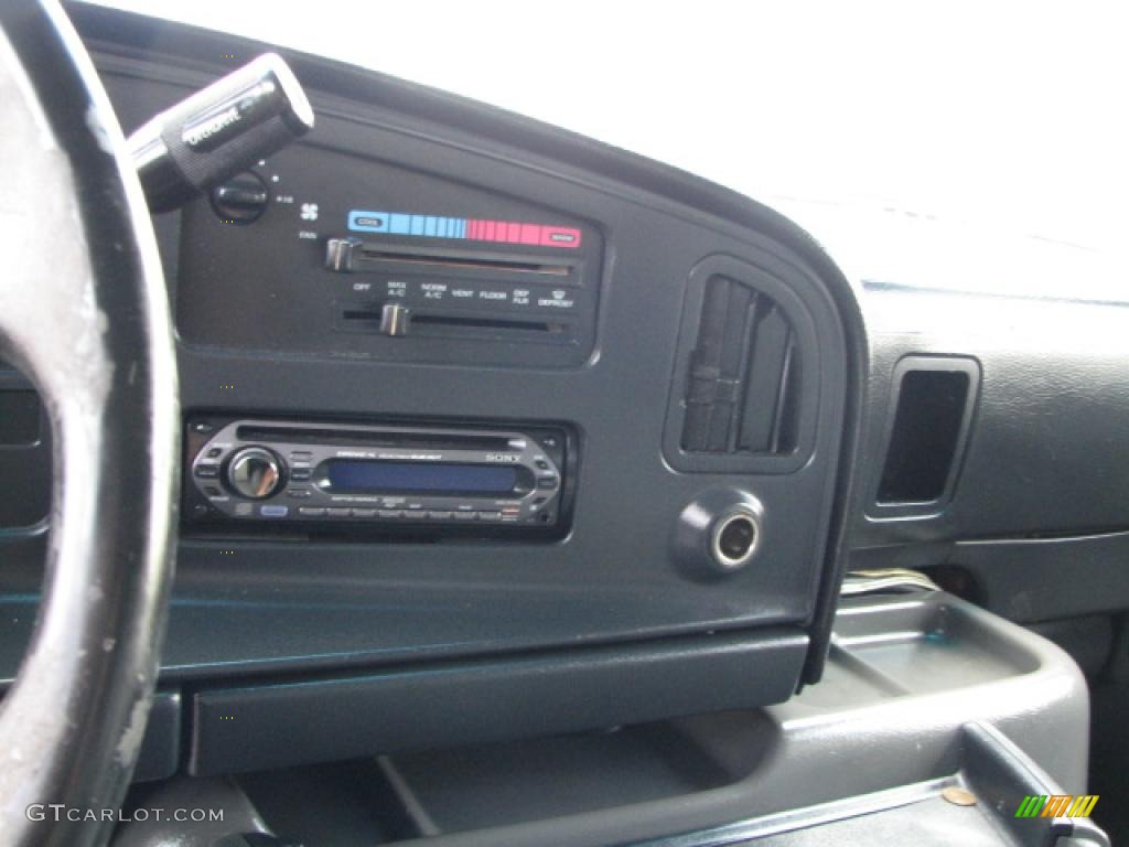 1994 Econoline E250 Cargo Van - White / Black photo #14