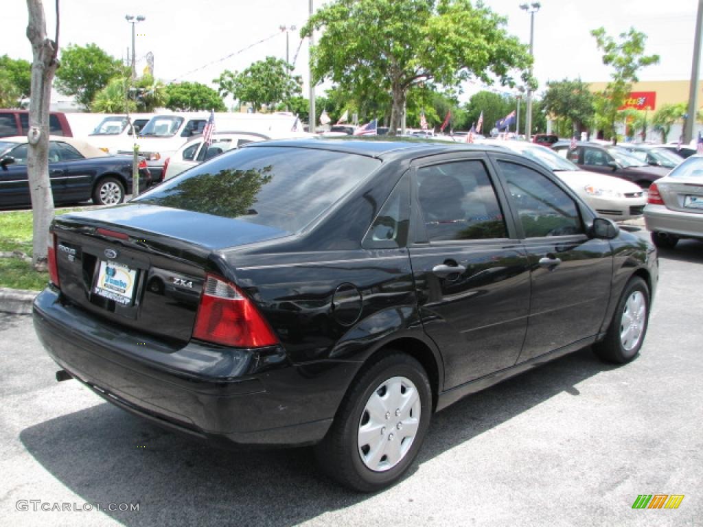 2005 Focus ZX4 SE Sedan - Pitch Black / Dark Flint/Light Flint photo #9