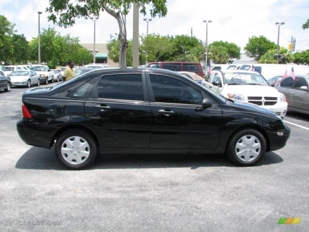 2005 Focus ZX4 SE Sedan - Pitch Black / Dark Flint/Light Flint photo #10