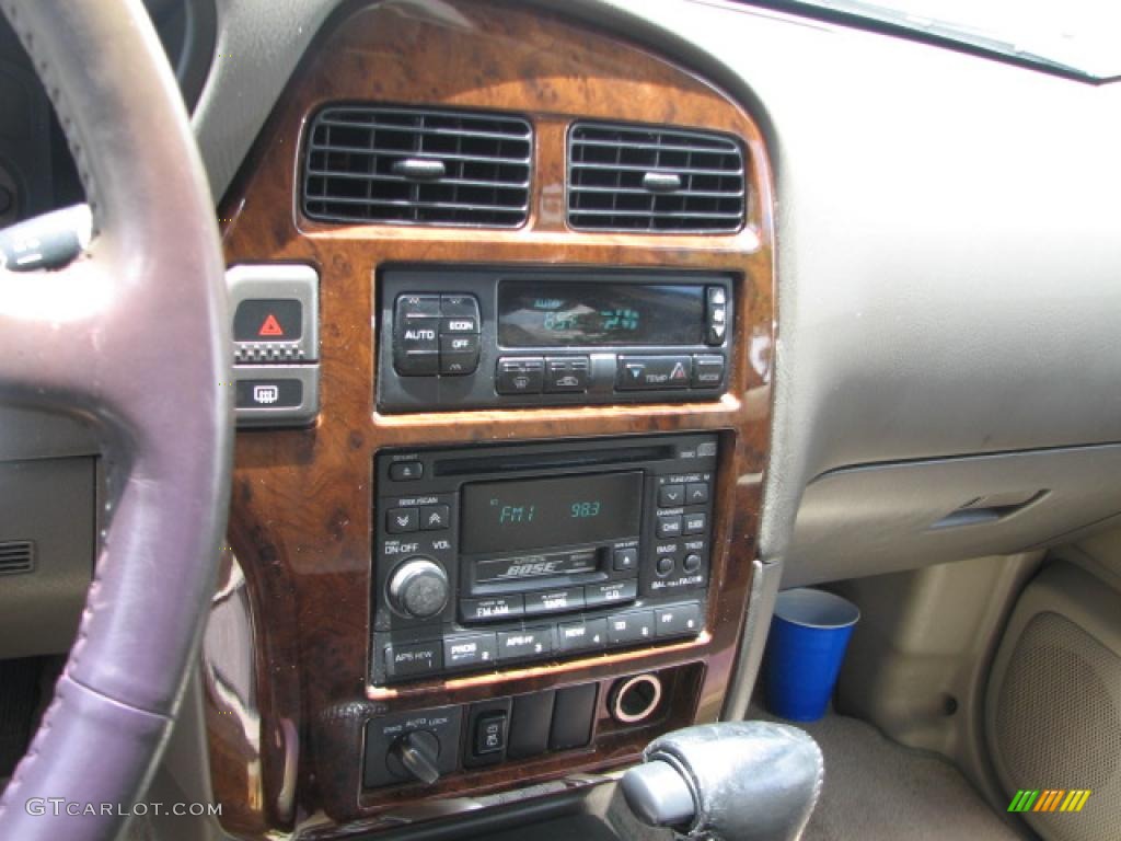 1998 Infiniti QX4 4x4 Controls Photo #39751438