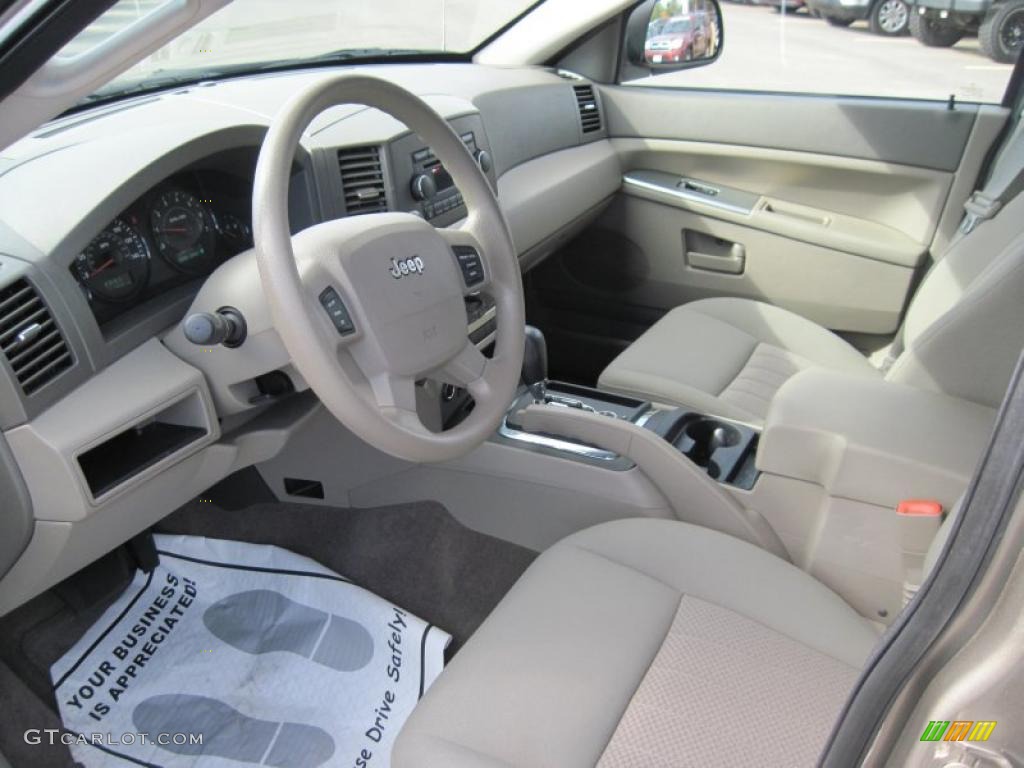 2006 Grand Cherokee Laredo - Light Khaki Metallic / Khaki photo #13