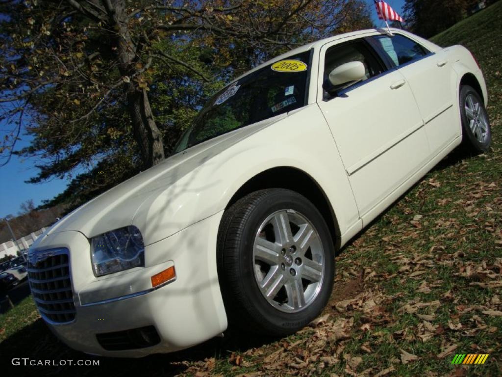 Cool Vanilla Chrysler 300