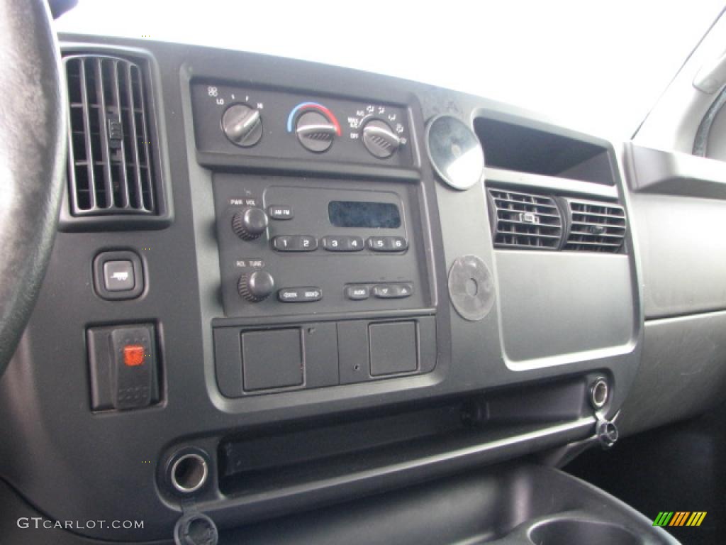 2005 Chevrolet Express 1500 Commercial Van Controls Photo #39754682