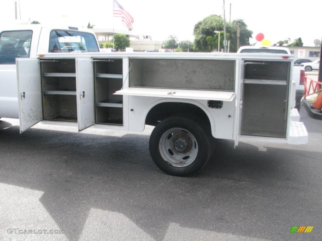 2004 F450 Super Duty XL Crew Cab Utility Truck - Oxford White / Medium Flint photo #10