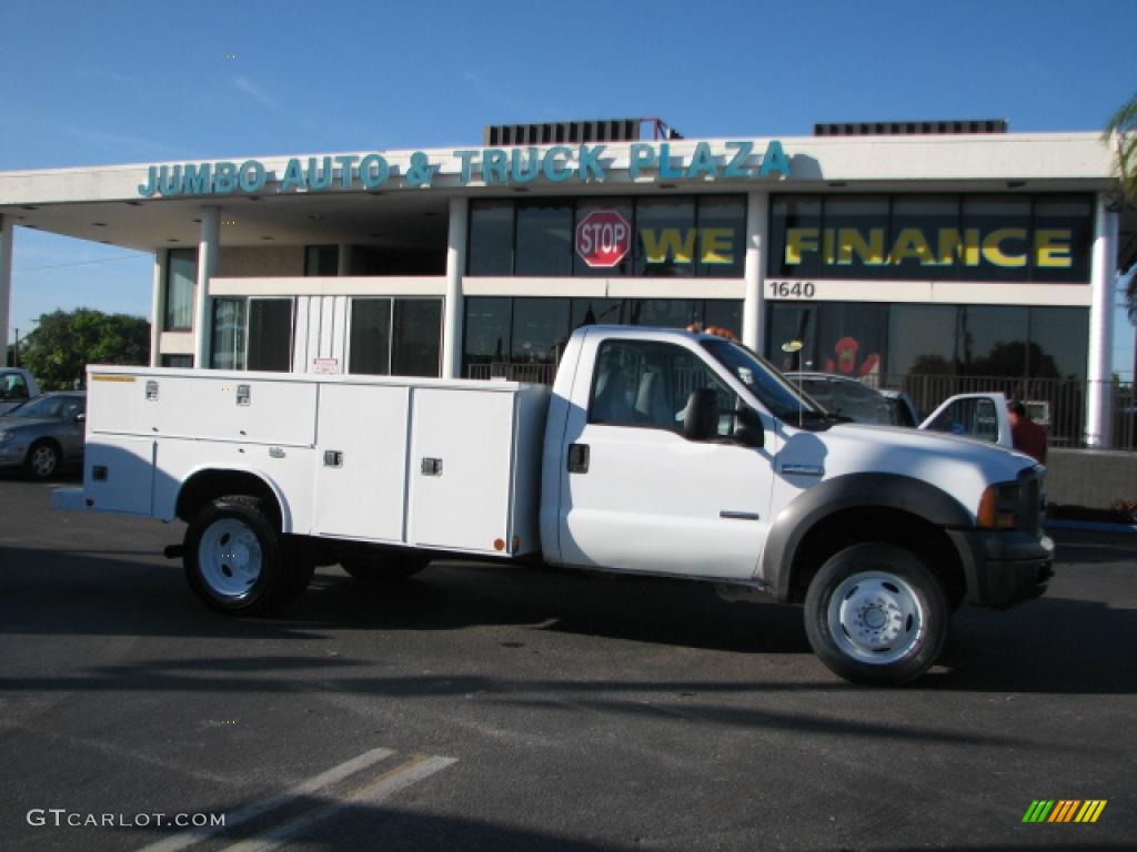 2005 F550 Super Duty XL Regular Cab 4x4 Utility Truck - Oxford White / Medium Flint photo #1