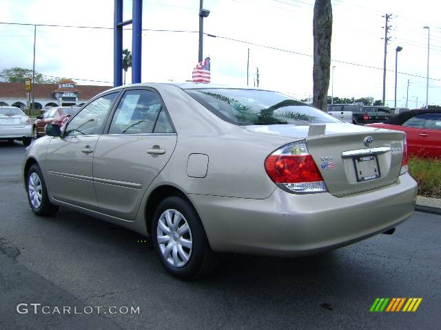2005 Camry LE - Desert Sand Mica / Taupe photo #3