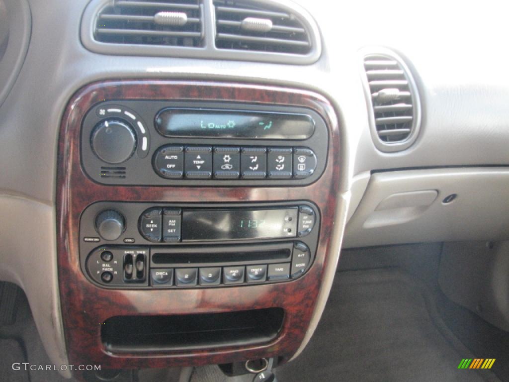2004 Chrysler Concorde LXi Controls Photo #39759894