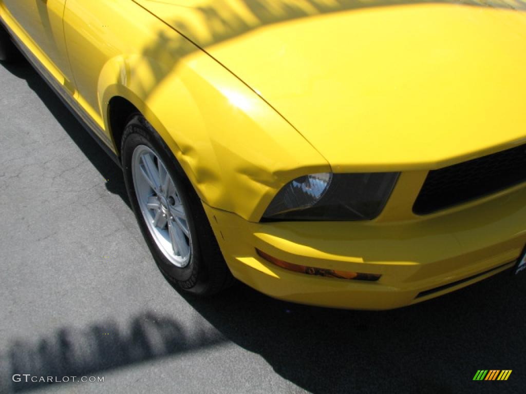 2005 Mustang V6 Deluxe Coupe - Screaming Yellow / Dark Charcoal photo #2