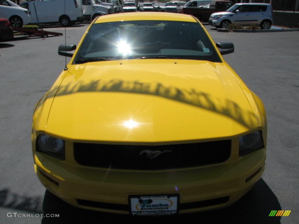 2005 Mustang V6 Deluxe Coupe - Screaming Yellow / Dark Charcoal photo #3