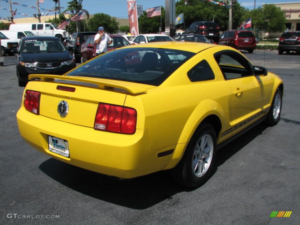 2005 Mustang V6 Deluxe Coupe - Screaming Yellow / Dark Charcoal photo #9