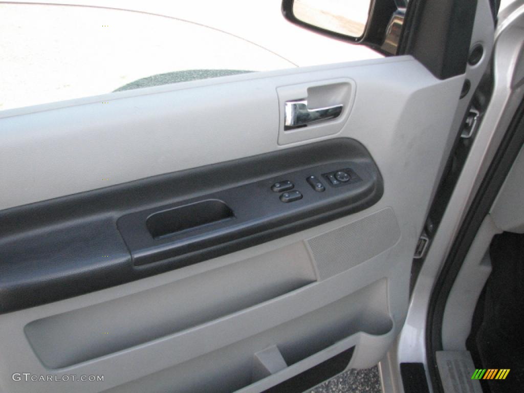 2005 Mercury Monterey Convenience Charcoal Door Panel Photo #39763950