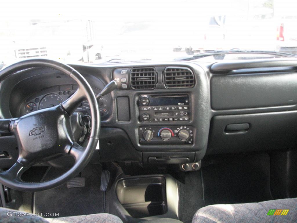 2002 Chevrolet S10 LS Crew Cab 4x4 Graphite Dashboard Photo #39767598