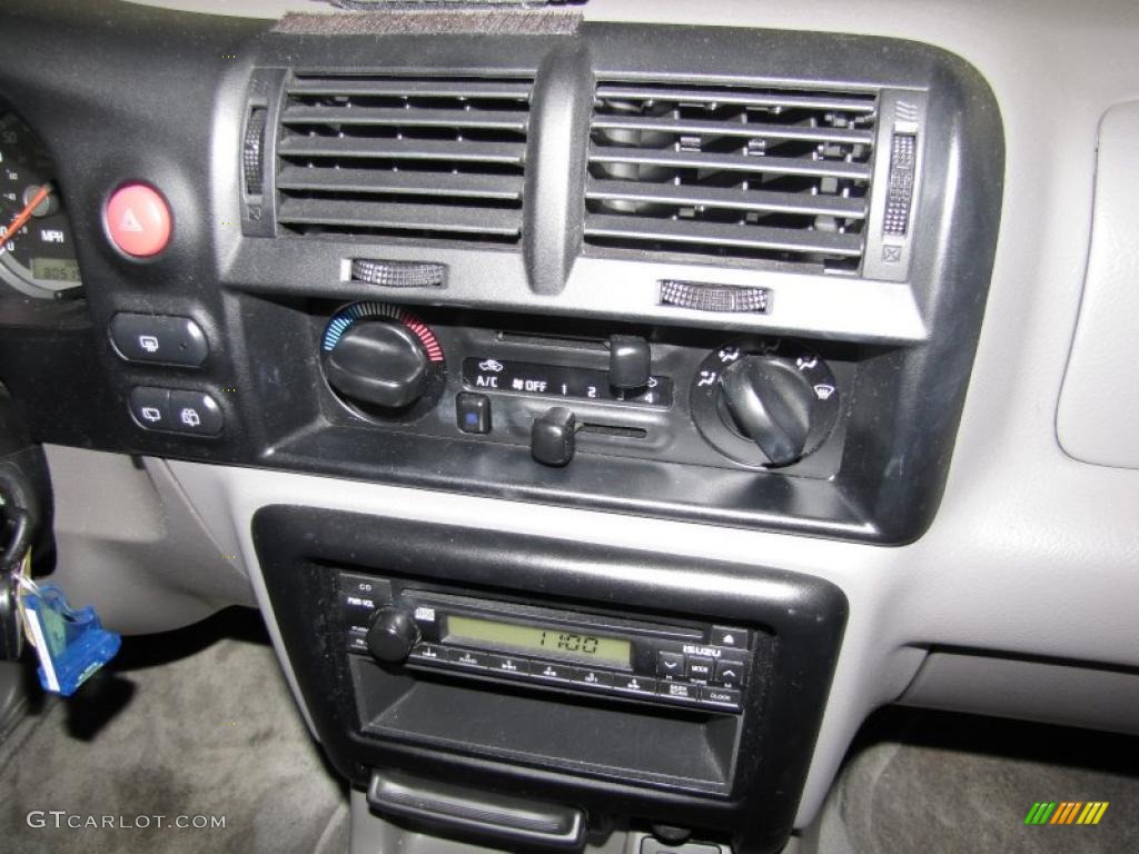 2004 Isuzu Rodeo S Controls Photo #39782410